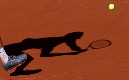 La sombra del tenista croata Marin Cilic, este miércoles, durante el partido contra el ruso Andrey Rublev, en cuartos de final del Abierto de Francia en Roland Garros.