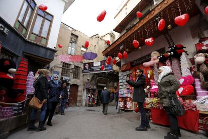 Personas posan para la fotografa en una calle decorada con motivos del da de San Valentn, en la calle al-Qaimaryeh, Damasco (Siria), el 11 de febrero de 2016.