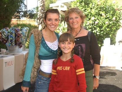 Alyson Stoner (centro), con su hermana Correy (izquierda) y su madre Lou Ann Hodge.