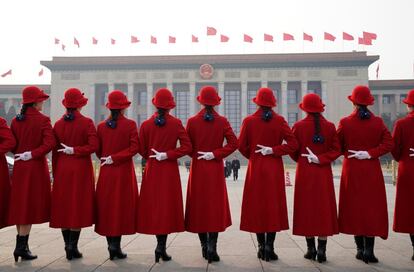 Trabajadoras del hotel posan para una foto en la plaza de Tiananmen mientras los delegados asisten a la segunda sesión plenaria de la Asamblea Popular Nacional (APN) en Pekín (China).