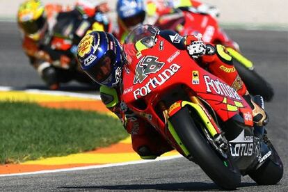 Lorenzo no arriesgó en el circuito de Cheste y  su encima de su Aprilia, Lorenzo se convirtió en el segundo piloto más joven de la historia en alzar el título mundial de cuatro de litro.