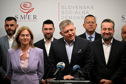 El líder de Smer-SD, Robert Fico, valora los resultados de su partido, este lunes en Bratislava.