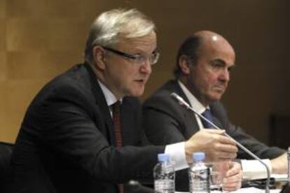 El vicepresidente de la Comisión Europea y comisario de Asuntos Económicos y Monetarios, Olli Rehn (i) y el ministro de Economía, Luis de Guindos, ayer durante la rueda de prensa conjunta ofrecida tras mantener una reunión bilateral, en el Ministerio de Economía, en Madrid.