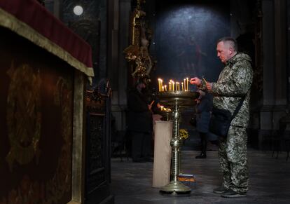 Un militar ucranio reza en la iglesia de los Santos Apóstoles Pedro y Pablo, en Lviv, Ucrania.