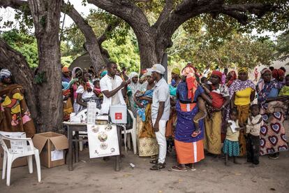 Un enfermero mozambiqueño examina a unos bebés durante una reunión en Massininca. La iniciativa del UNFPA se basa en la premisa de que, teniendo en cuenta los beneficios, los anticonceptivos modernos deberían estar disponibles en todas partes en el mundo, para cada mujer y niña, garantizando así el acceso universal a la salud sexual y reproductiva, y los derechos reproductivos.