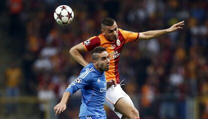 Carvajal pelea por el balón con Burak Yilmaz.