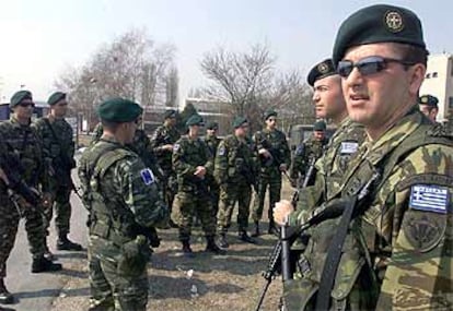 Soldados griegos del contingente europeo reciben instrucciones en unas instalaciones militares en Skopje.