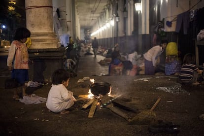 Indígenas paraguaios expulsos de suas terras no campo se refugiam sob os arcos da velha estação de trem de Assunção