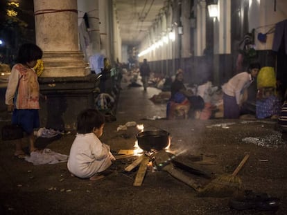 Indígenas paraguaios expulsos de suas terras no campo se refugiam sob os arcos da velha estação de trem de Assunção