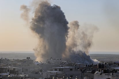 Una columna de humo surge tras un ataque aéreo israelí en Rafah, al sur de la franja de Gaza, este lunes.