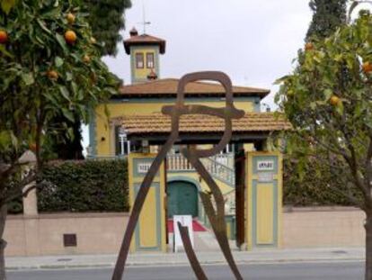 La escultura dedicada a Machado frente a Villa Amparo, la casa donde residi&oacute; en Rocafort