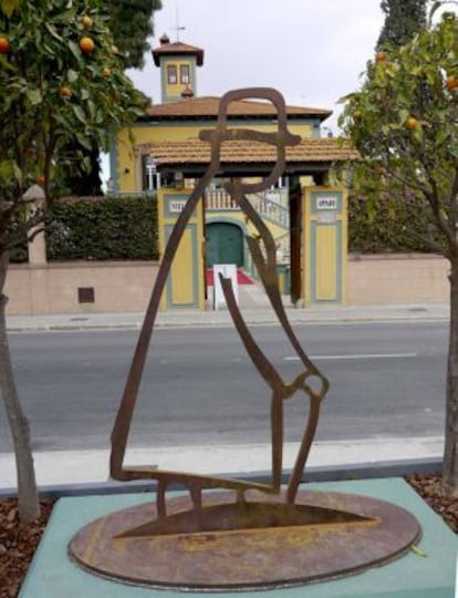 La escultura dedicada a Machado frente a Villa Amparo, la casa donde residi&oacute; en Rocafort