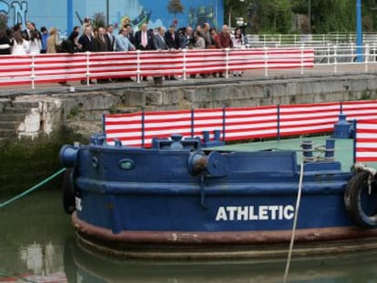 La gabarra del Athletic Club a su llegada al Museo Mar&iacute;timo de Bilbao.