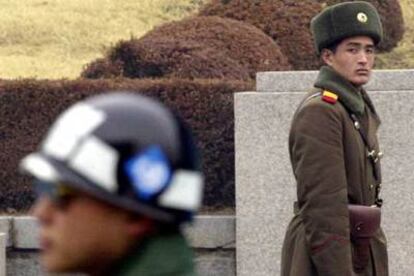 Un soldado norcoreano mira con atención a un soldado surcoreano, una escena que hace 45 años ya había observado Jon Lee Anderson cuando su padre le llevó a la frontera de las dos Coreas.