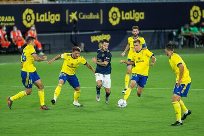 Rubén García, rodeado de varios jugadores del Cádiz.