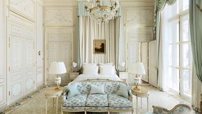 Ritz (París)

Al menos una vez en la vida sería estupendo poder disfrutar del lujo y buen gusto atemporales de este emblemático hotel. Podrás decir que compartiste espacio (que no tiempo) con figuras de la talla de Coco Chanel, F. Scott FitzGerald o Marcel Proust.