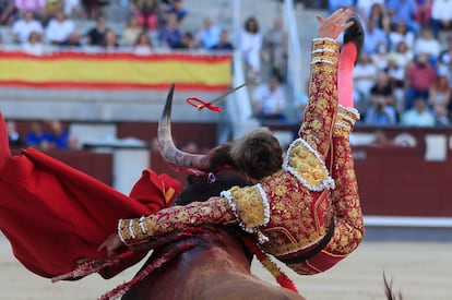 Un momento de la cogida sufrida por Román en el cuarto toro de la tarde.