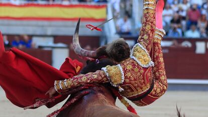 Un momento de la cogida sufrida por Román en el cuarto toro de la tarde.