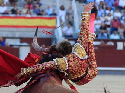 Un momento de la cogida sufrida por Román en el cuarto toro de la tarde.