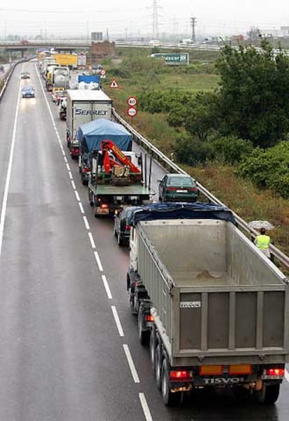 Colas de camiones en la N-340 a su paso por Castellón.