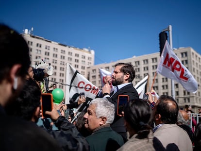 El presidente Gabriel Boric responde a los manifestantes congregados frente a La Moneda.