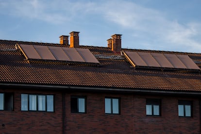 Placas solares ennegrecidas por la polución del aire en los tejados de un edificio en la zona oeste de Gijón. 