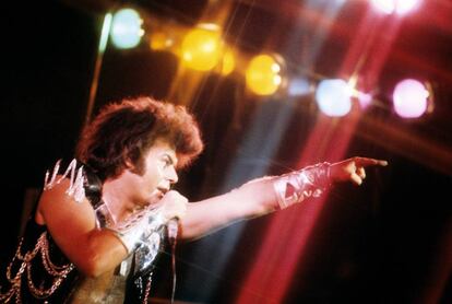 Gary Glitter en 1970, cuando estaba a punto de convertirse en una gran estrella de la música gracias a temas como 'Rock and roll part 2' y a su atrevida puesta en escena.