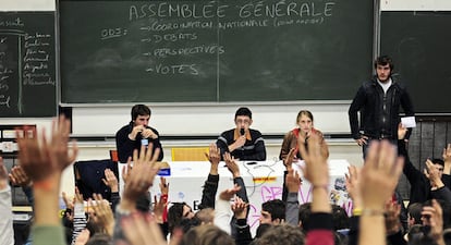 Estudiantes votan durante una asamblea general celebrada en la Universidad de la Sorbona, durante sus protestas contra la reforma de las pensiones.