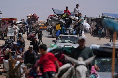 Decenas de desplazados palestinos abandonan Jan Yunis este lunes.