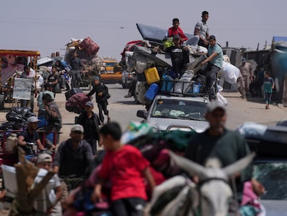 Decenas de desplazados palestinos abandonan Jan Yunis este lunes.