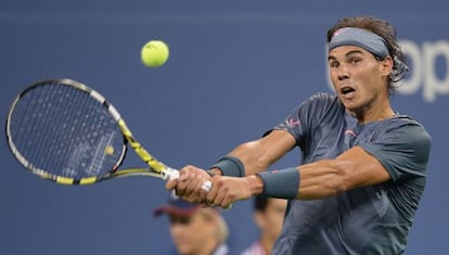 Rafael Nadal jugando contra el brasileño Rogerio Dutra Silva.