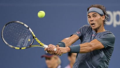 Rafael Nadal jugando contra el brasile&ntilde;o Rogerio Dutra Silva. 