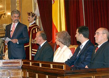 El presidente del Congreso de los Diputados, Manuel Marín, ha pedido a los parlamentarios que hagan "política con mayúsculas" ante "los grandes momentos institucionales que se avecinan".