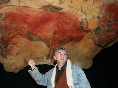 Juan Luis Arsuaga, ante una reproducción de uno de los bisontes de Altamira, en el Arqueológico.