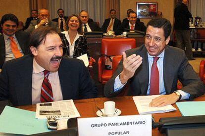 El portavoz del Grupo Popular, Eduardo Zaplana, el diputado Vicente Martínez Pujalte y otros comisionados del PP.