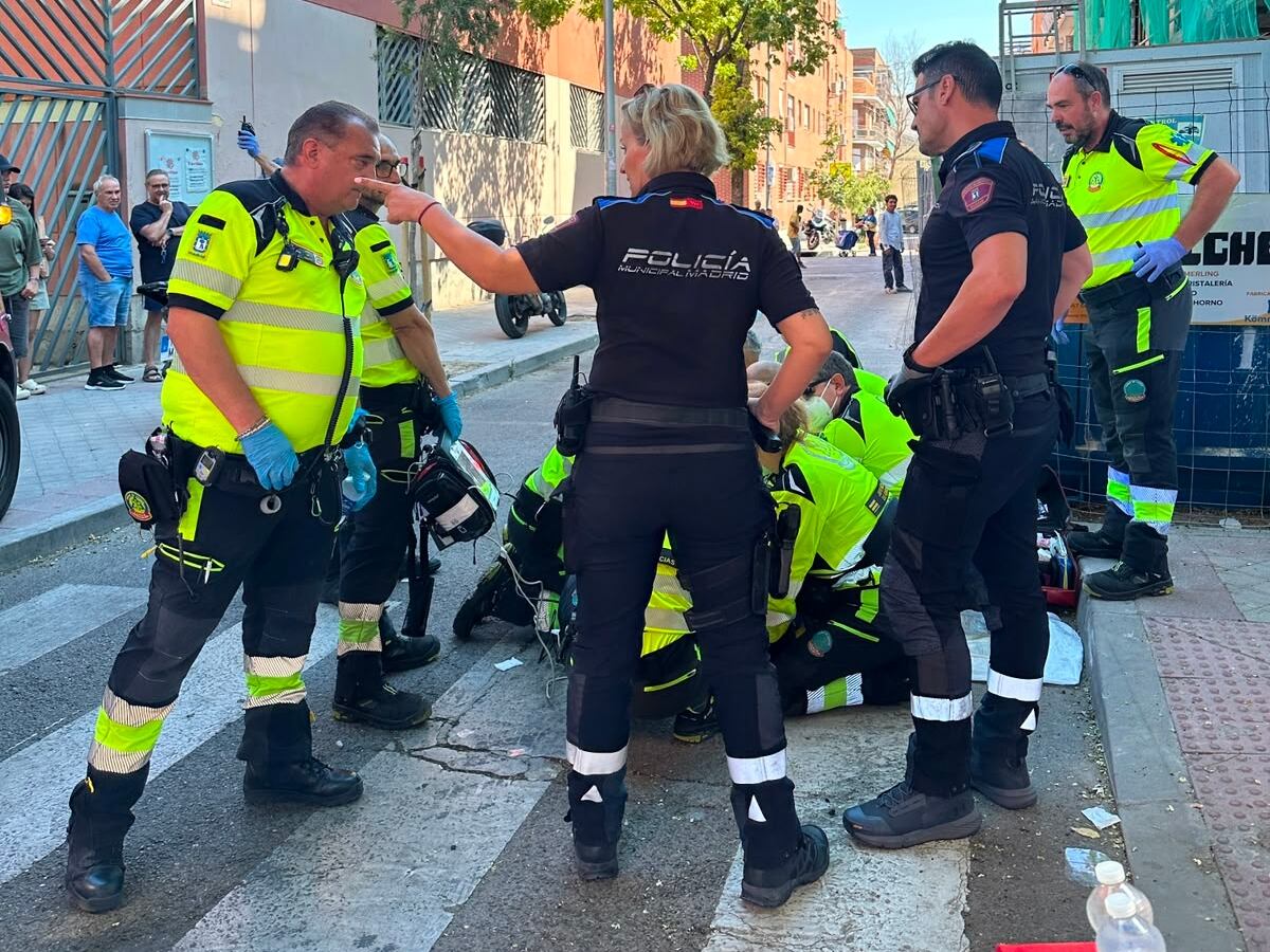 El equipo del Samur atiende a los jóvenes intoxicados.