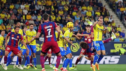 Joao Félix marcando frente al Cádiz.