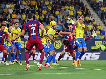 Joao Félix marcando frente al Cádiz.