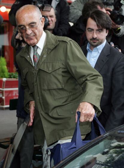 Philippe Rondot junto a su abogado, Eric Morain, tras comparecer ante los jueces en mayo de 2006 por el escándalo político del <i>caso Clearstream.</i>