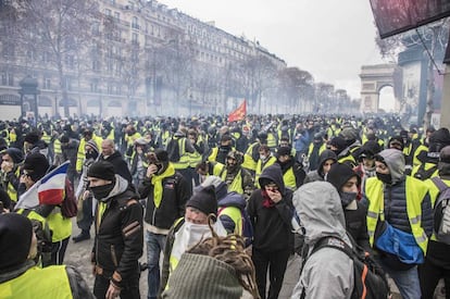 Fotografía de archivo de 2018 de una movilización de los 'chalecos amarrillos' en París.