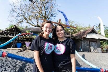 Isabel Wijsen, a la derecha, y su hermana Melati, en una playa de Bali (Indonesia).