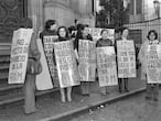 MANIFESTACIONES FEMINISTAS: Madrid, 8-12-1977.- Varias mujeres apoyan con pancartas al grupo de miembroa de la "Asociación Democrática de la Mujer" que se han encerrado en la Basílica de San Miguel como protesta contra la Ley de Divorcio elaborada por la Comisión General de Codificación
El encierro se inició ayer y finalizará esta tarde. EFE/aa