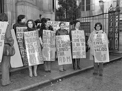 Varias manifestantes apoyan a integrantes de la Asociación Democrática de la Mujer encerradas en la madrileña basílica de San Miguel para pedir la ley del divorcio, en diciembre de 1977.