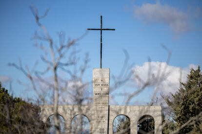 Vista del monumento a dos miembros de la Guardia de Hierro, ubicado en Majadahonda.