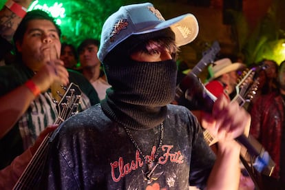 Un joven canta durante el evento.