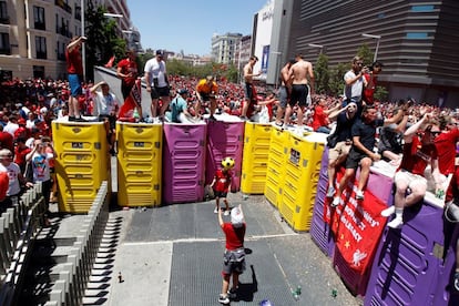 Dos niños juegan con un balón, en la plaza de Felipe II, donde se ha instalado la 'fan zone' para los seguidores de los 'Reds', horas antes del partido de la final de la Liga de Campeones.