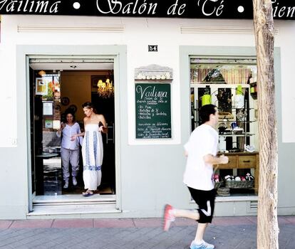 En el barrio de Salamanca, pero alejado del bullicio de los tramos más comerciales, en una calle tranquila abre sus puertas este coqueto salón de té. Servido sin prisas y acompañado de repostería más propia del gusto francés, como los cruasanes de mantequilla, los macarons o sus míticas berlinesas rellenas de manzana o dulce de leche. Jugosos, tentadores, bien preservados en expositores y a la vista de los clientes a escasos metros de sus mesas. En cuanto al té, lo difícil es elegir entre las cincuenta variedades de la carta y más de cien en la tienda. Aunque sus clientes parecen tener predilección por el Mélange O, un té negro con higo, loto, cítricos, jazmín y rosas. La merienda completa incluye té (o café), macarons, un cruasán, pastas de té, dos sándwiches y una porción de tarta.  » General Pardiñas, 54. Madrid. www.vailima.es