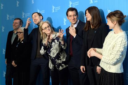 Los miembros del jurado de la 66 edición de la Berlinale, de izquierda a derecha: el británico Nick James, la fotógrafa francesa Brigitte Lacombe, el actor alemán Lars Eidinger, la actriz estadounidense Meryl Streep, el actor británico Clive Owen, el director polaco Malgorzata Szumowska y la actriz italiana Alba Rohrwacher posan para los fotógrafos en Berlín (Alemania), el 11 de febrero de 2016.