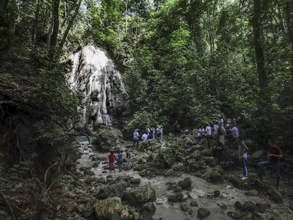 Integrantes de la comunidad Indígena Zenú durante un recorrido por Montes de María, Colombia