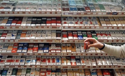 Venta de tabaco en un estanco.